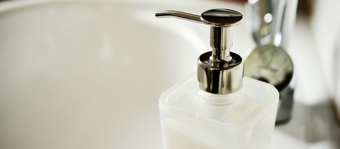 הגיע הזמן להשתדרג עם מתקן לסבון ידיים בשירותי המשרד שלכם